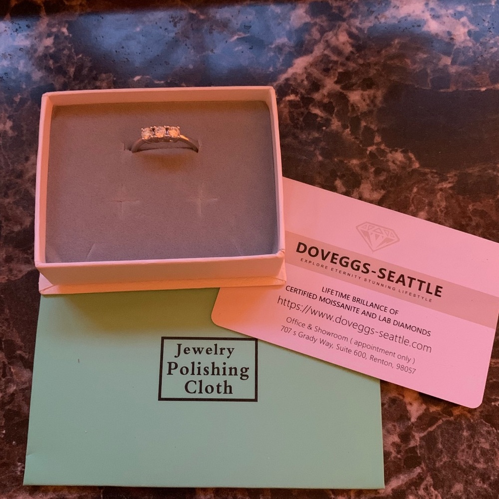 šBeautiful 3 stone brilliant white Moissanite - Picture 4 of 8